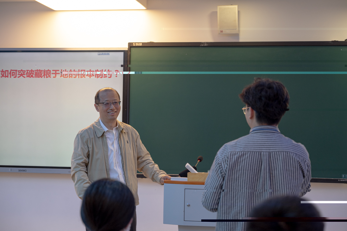 李召虎校長與同學們互動（學通社記者 王晗藓 攝）
