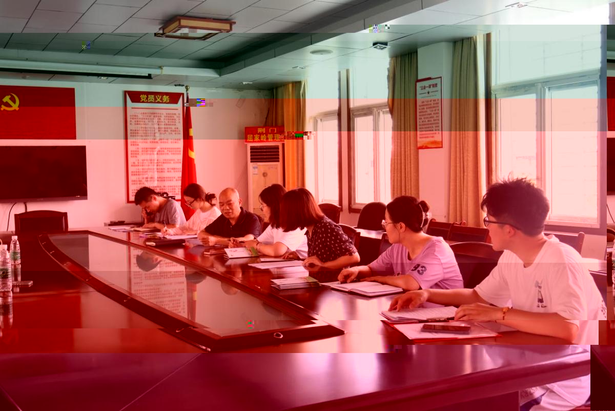 實踐團隊成員與教育文化和旅遊局工作人員訪談(通訊員 易雯雪 攝)