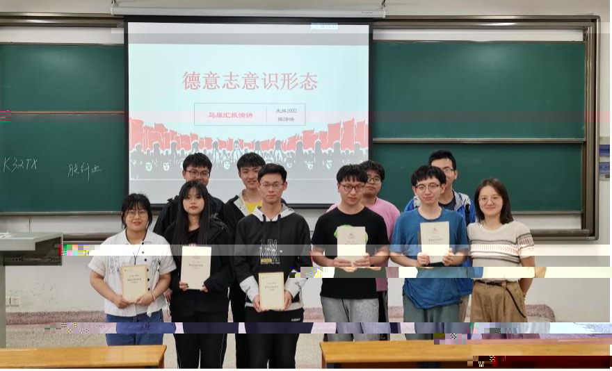 王晶老師與生技1902班陳澤浩小組在課堂上讀經典原著《德意志意識形态》