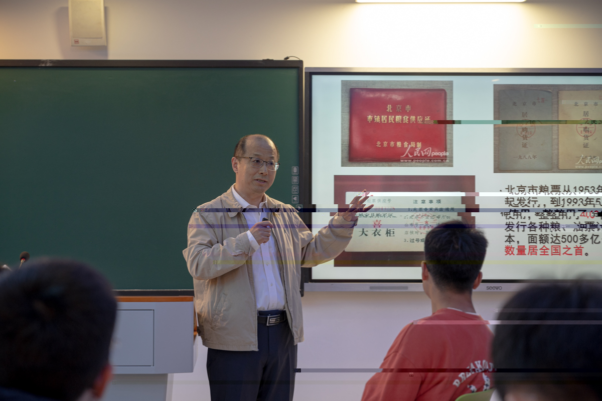 李召虎校長與同學們暢談耕地保護與糧食安全（學通社記者 王晗藓 攝）