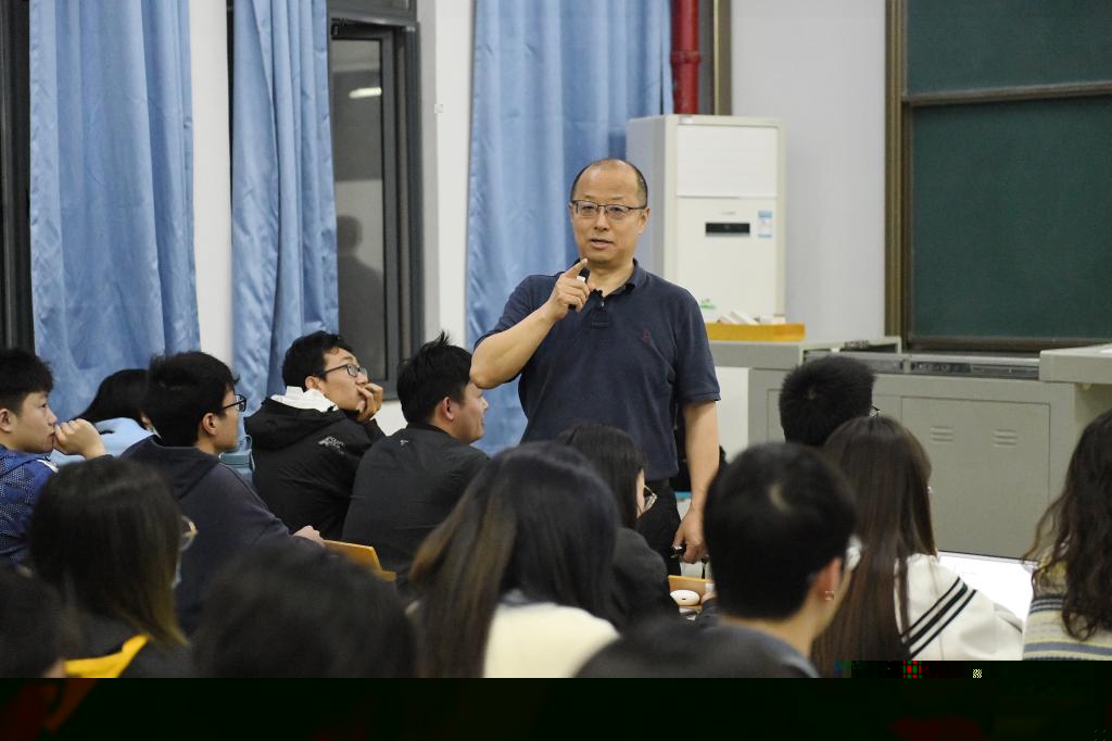校長李召虎講授綠色中國’”思政公選課（記者 徐行 攝）