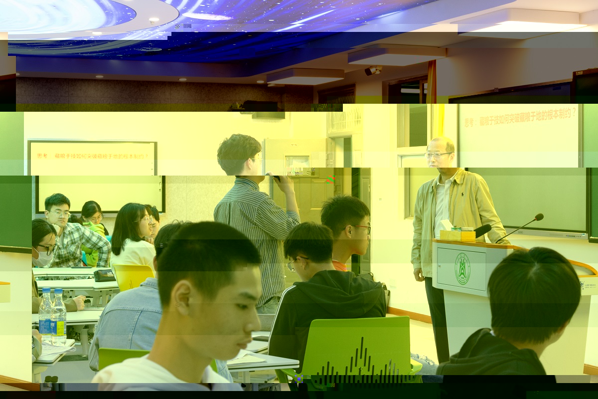 李召虎校長與學生互動（學通社記者 王淩雲 攝）
