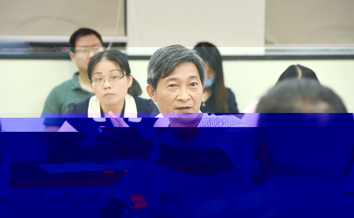 校黨委書記高翅與永利教師交流（匡敏 攝）_副本